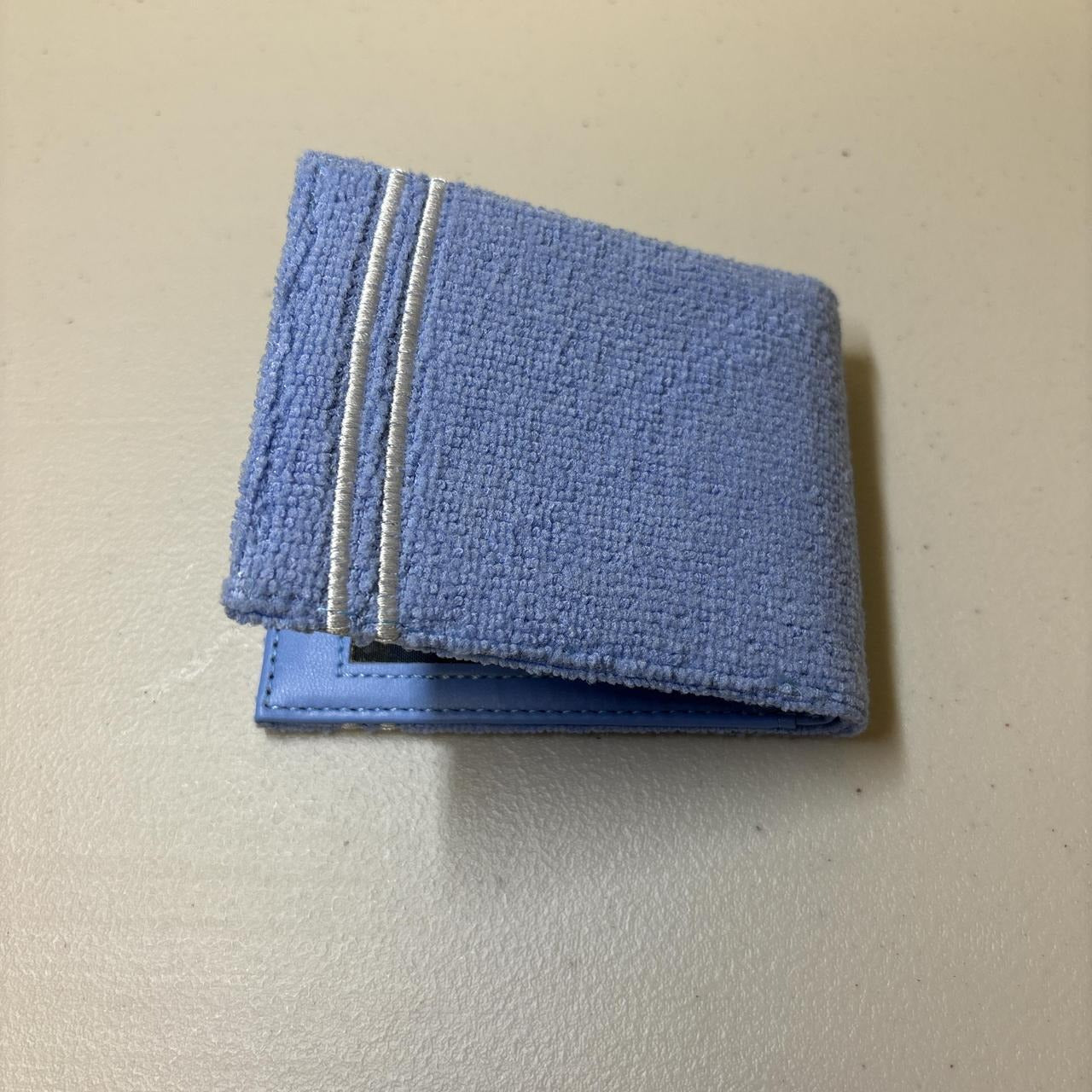 0608 - High Eyes Blue Yarn Wallet