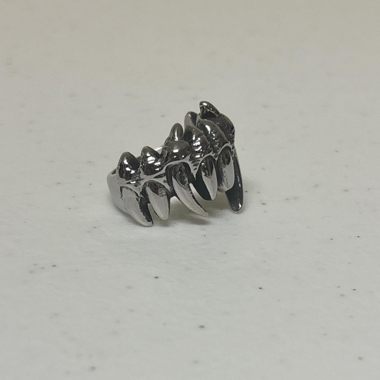 0585 - Steel Fang Ring