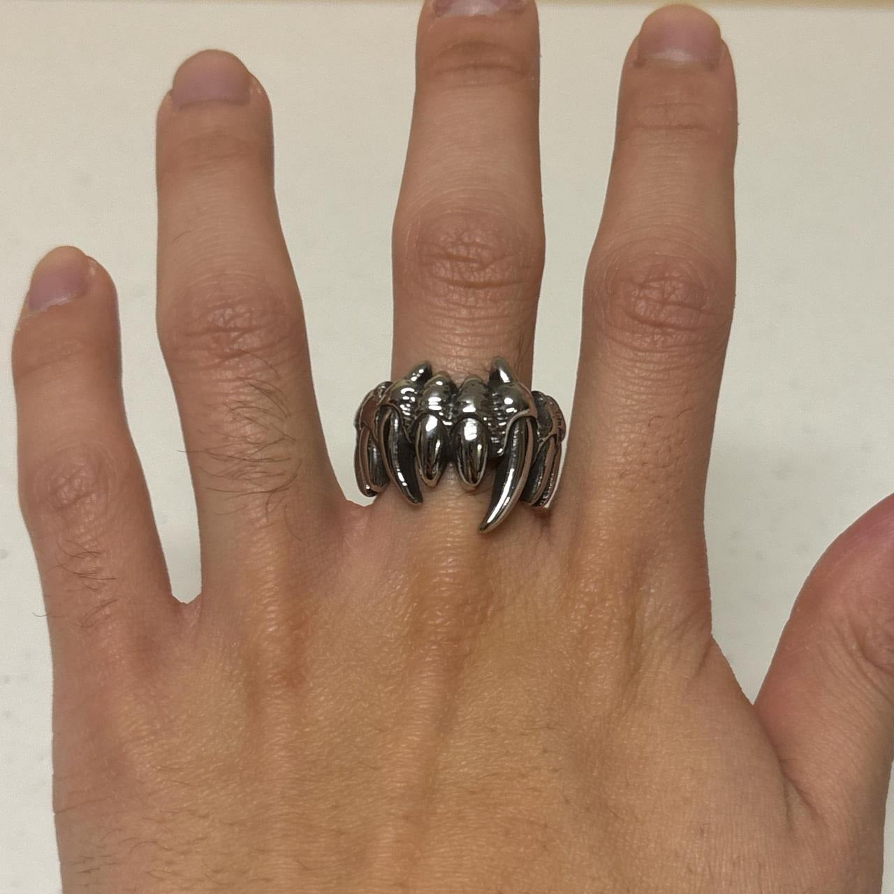 0585 - Steel Fang Ring